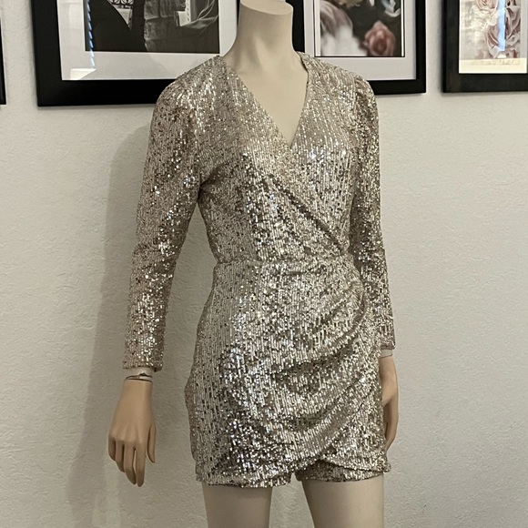 Front cross V neck silver jumpsuit skort, long sleeve, zipper, sequin romper - Picture 5 of 13